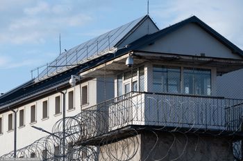 B. wicedyrektor więzienia stanie przed sądem