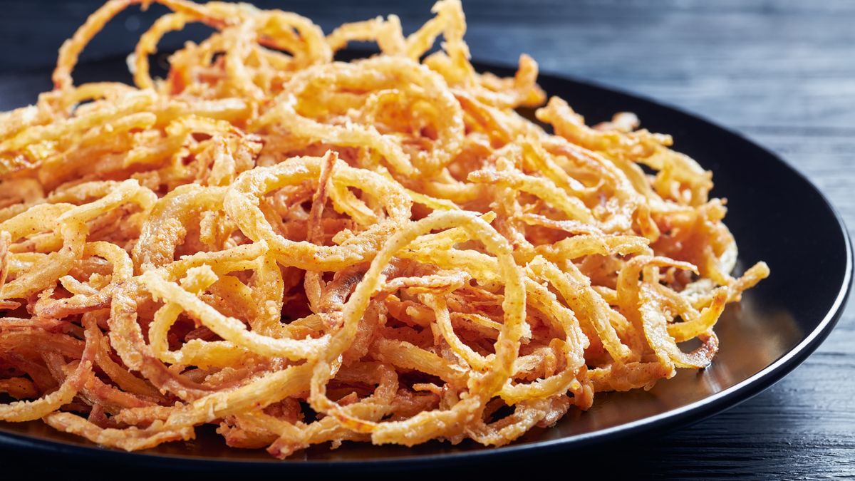 Prażona cebulka jest doskonała do burgerów z grilla