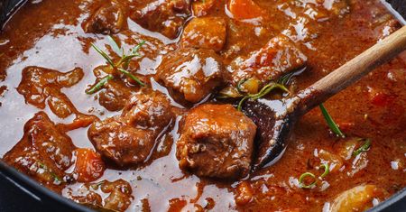 Dodaj do gulaszu 3 łyżki. Mięso będzie tak miękkie, że dosłownie rozpłynie się w ustach