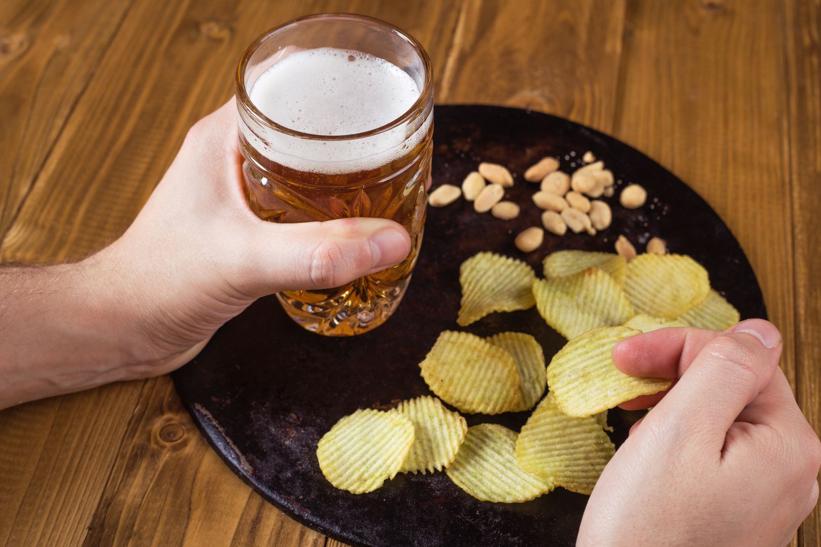 Pijesz alkohol? Zapomnij o tych przekąskach, kac będzie potężny