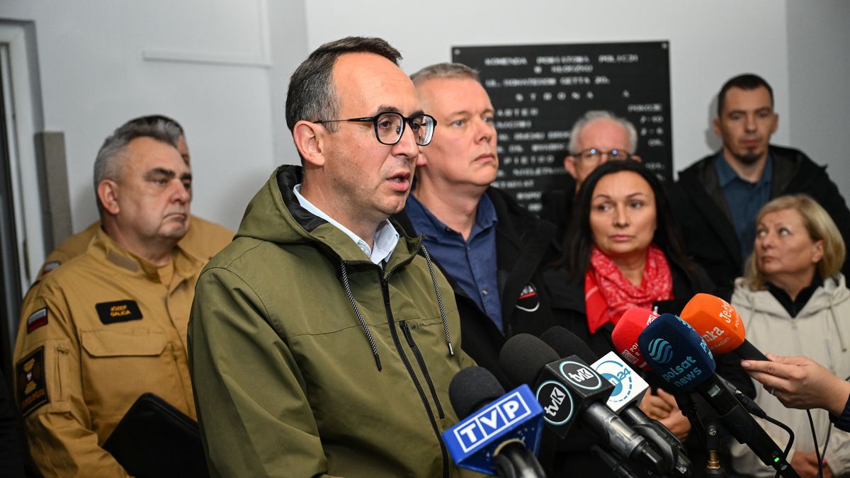 Tomasz Siemoniak, Dariusz Klimczak, Monika Wielichowska
Maciej Kulczy�ski
alert, deszcze, ekstremalne opady, kryzysowy kryzysowego, narada, opady deszczu, ostrze�enie, podtopie�, pogoda, sztab kryzysowy, sztab sztabu, ulewa, ulewy, zagro�enie