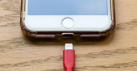 Ładujesz tak telefon? Narażasz się na spore problemy