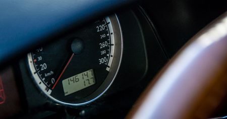 Licznik "przekłamywał" o 83 tys. km. Policja sprawdza, kto zawinił