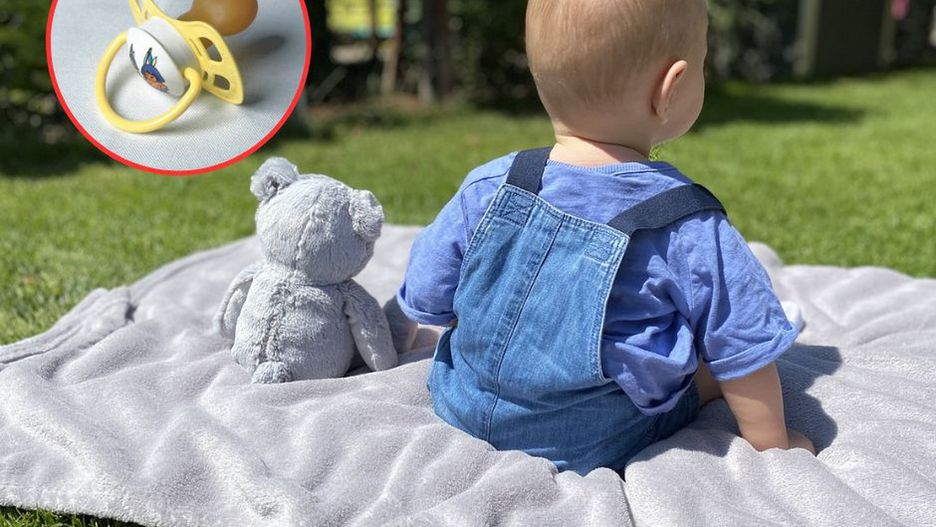 Dwulatkowi smoczek wypadł na trawę. Po chwili dziecko trafiło do szpitala