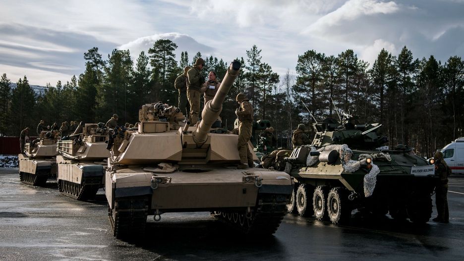 Manewry NATO Trident Juncture 2018US Marines prepare the M1 Abrams tanks and the LAV-25, an eight-wheeled amphibious armored reconnaissance vehicle to take part in an exercise to capture an airfield as part of the Trident Juncture 2018, a NATO-led military exercise, on November 1, 2018 near the town of Oppdal, Norway. - Trident Juncture 2018, is a NATO-led military exercise held in Norway from 25 October to 7 November 2018. The exercise is the largest of its kind in Norway since the 1980s. Around 50,000 participants from NATO and partner countries, some 250 aircraft, 65 ships and up to 10,000 vehicles take part in the exercise. The main goal of Trident Juncture is allegedly to train the NATO Response Force and to test the alliance's defence capability. (Photo by Jonathan NACKSTRAND / AFP)JONATHAN NACKSTRAND