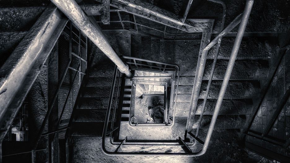 Duch w hoteluHistorie o duchach opowiadają sobie pracownicy  andel&#39;s Hotelu. - Złą opinią cieszy się zwłaszcza strefa spa oraz tzw. sky lounge na ostatnim piętrze - opowiada Eliza Błaszak, która pracowała tam na nocną zmianę jako pokojówka. - Może winny był szum wody i drewniany parkiet w sky lounge, ale co strachliwsi pracownicy woleli chodzić na ostatnie piętro parami lub nosić słuchawki z muzyką, żeby na pewno niczego nie usłyszeć.Eliza często chodziła sama, gdy sprzątała... - Aż raz w środku nocy w restauracji słyszałam płacz dziecka. Nikogo tam nie mogło być, bo restauracje są zamykane na kratę - opowiada Eliza. - Jednak cokolwiek tam jest, nigdy nie czułam tego jako złe.Katarzyna Strojna-Szwaj, rzeczniczka sieci Vienna International, zapewnia, że w andel&#39;sie duchów nie ma. - Niczego takiego nie zaobserwowaliśmy. Hotel jest kolorowy, jasny i przyjazny. Choć rozumiem, że jeśli ktoś idzie nocą po autentycznej, żelaznej klatce schodowej, różne rzeczy może sobie wyobrazić...Morderstwo w kamienicy przy Wólczańskiej w Łodzi. Poćwiartowane ciało w walizce na torach.