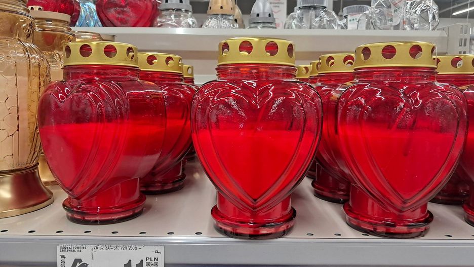 Czerwony znicz symbolizuje miłość, przywiązanie i pamięć o bliskiej osobie