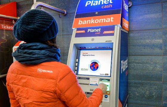 AMS zaczął sprzedawać reklamy na ekranach bankomatów Planet Cash