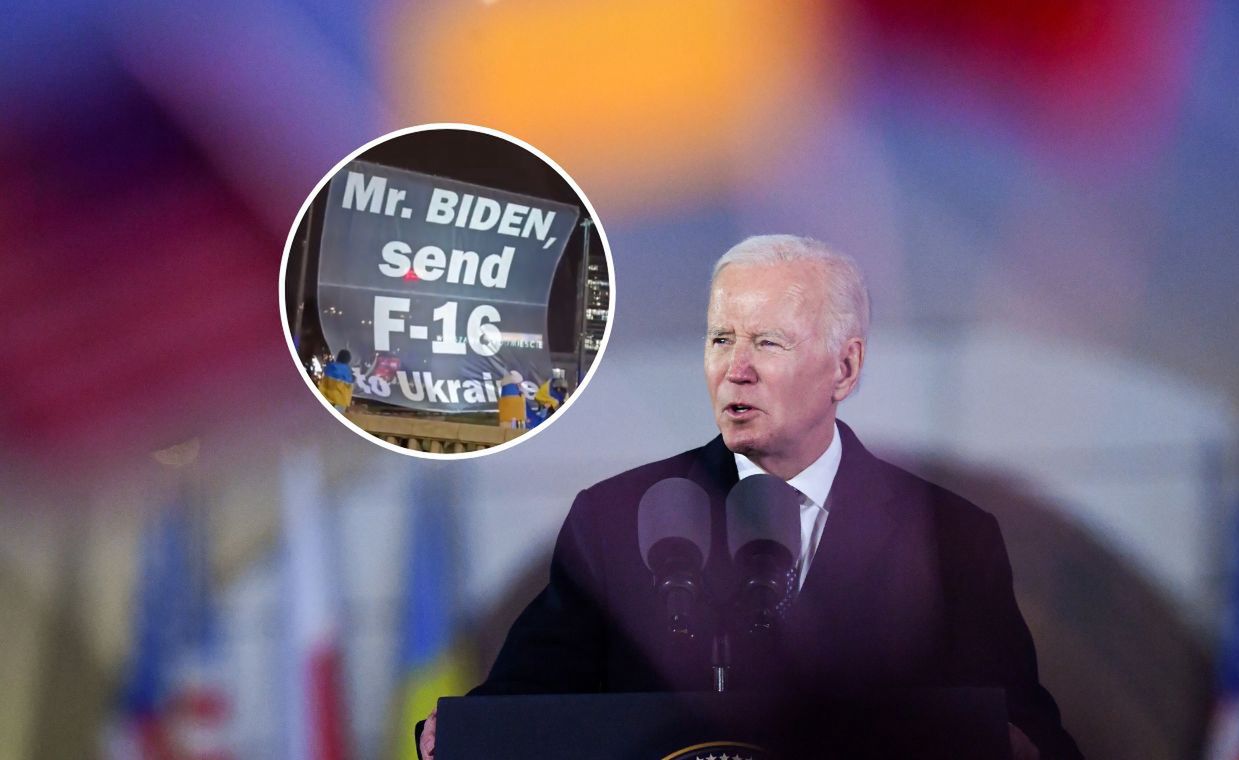 Przed sceną pojawił się transparent. Biden musiał go zobaczyć