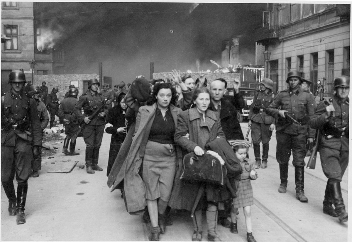 Fotografia z Raportu Stroopa. Oryginalny niemiecki podpis: „Siłą wydobyci z bunkrów”