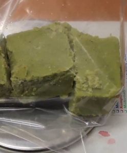 Opolskie. Miał masło z "dodatkiem" w lodówce. 32-latek z Brzegu za kratami