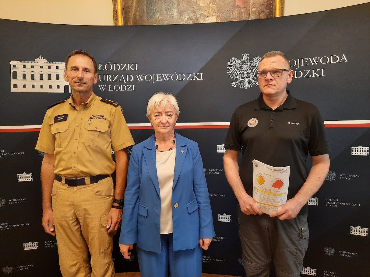 Dorota Ryl, wojewoda łódzki, Marcin Dulas, komendant wojewódzki PSP i Marcin Szmaja, dyrektor Wydziału Bezpieczeństwa i Zarządzania Kryzysowego.