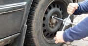 Jak wymienić koło w samochodzie? O tej zasadzie pamiętaj