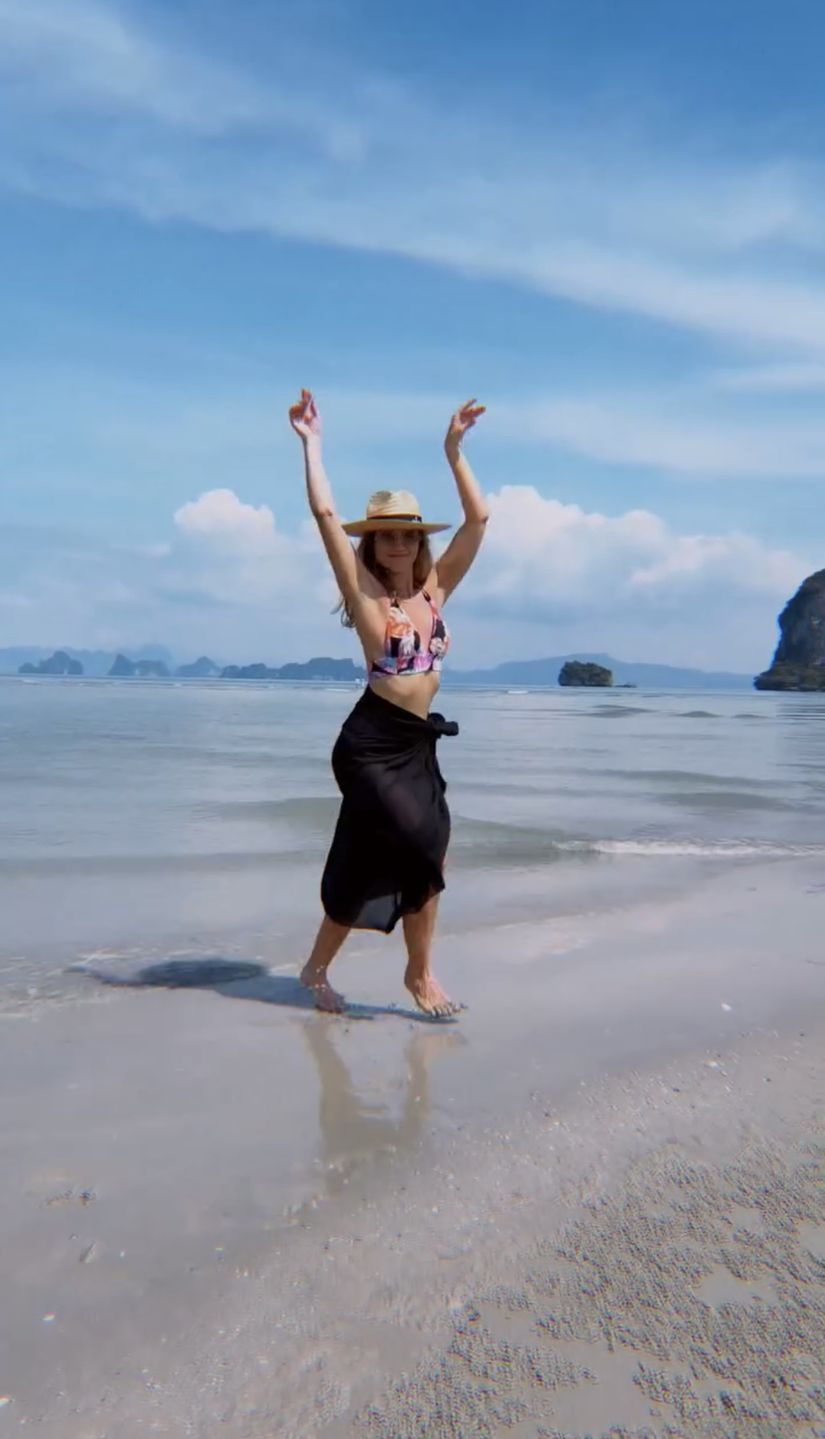 Agnieszka Kaczorowska tańczy na plaży