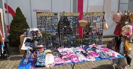 Galerie handlowe zamknięte. Właściciele sklepów wyszli handlować na parking