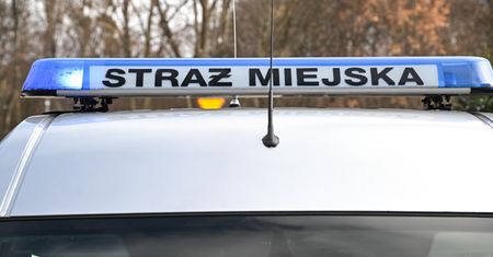 Interwencja na Pradze. Zapłakana 9-latka przed zamkniętym basenem