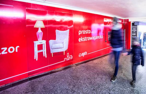 W reklamach outdoorowych Agata Meble wykorzystano druk soczewkowy (wideo)