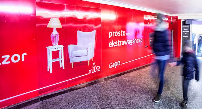 W reklamach outdoorowych Agata Meble wykorzystano druk soczewkowy (wideo)