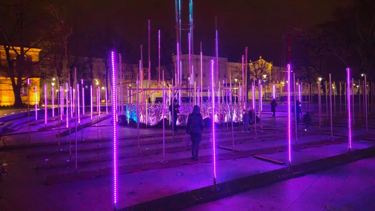 Zimowa iluminacja fontanny na Placu Litewskim