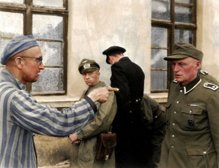 Rosyjski więzień wytyka palcem nazistowskiego strażnika, który był wyjątkowo okrutny dla ludzi w obozie Buchenwald.