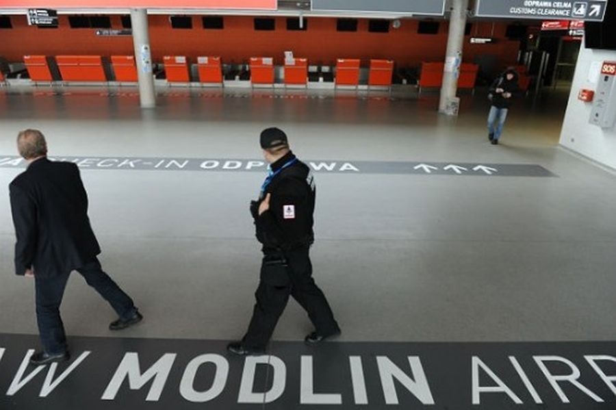 Ewakuacja lotniska w Modlinie. "Ktoś zadzwonił i groził, że podłożył bombę"
