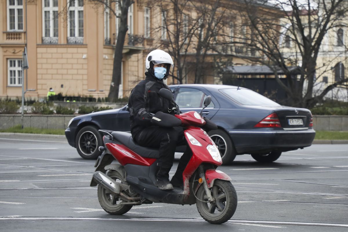 Podczas jazdy jednośladem można mieć maseczkę, ale już nie jest to wymagane.