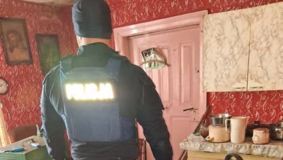 Kilka dni bez dymu z komina. Sąsiad wezwał służby. Taki widok zastali