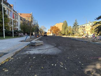 Głogów: Przy remontowanym odcinku ulicy Sikorskiego układają nowe chodniki z kostki