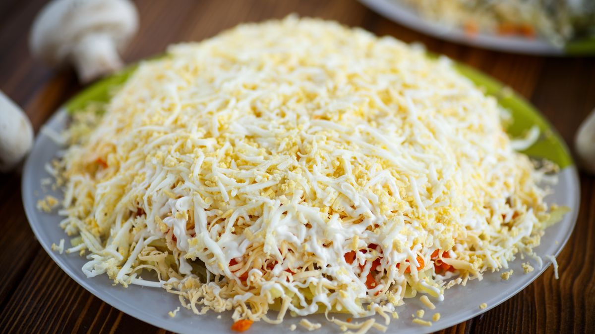 Sałatka jajeczna z marynowanymi grzybkami