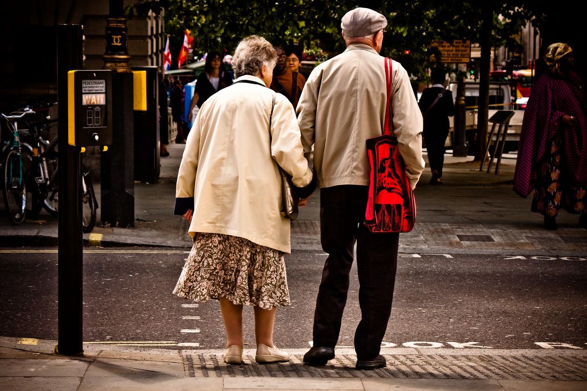 Прогулянка людей похилого віку