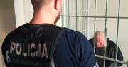 Rzucał kamieniami w budynek komendy policji w Radomsku. Usłyszał zarzuty