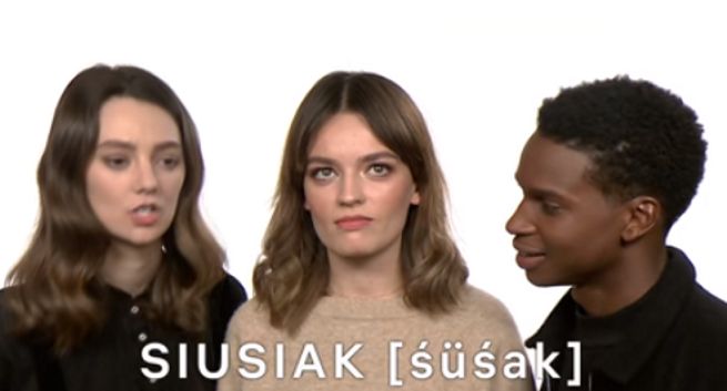 Aktorzy "Sex Education" próbują po polsku wymówić potoczne określenia na seks