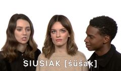 Aktorzy "Sex Education" próbują po polsku wymówić potoczne określenia na seks