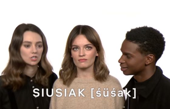 Aktorzy "Sex Education" próbują po polsku wymówić potoczne określenia na seks