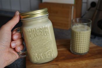 Pij szklankę dziennie. Na złogi w jelitach działa niczym miotełka