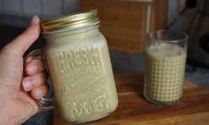 Pij szklankę dziennie. Na złogi w jelitach działa niczym miotełka