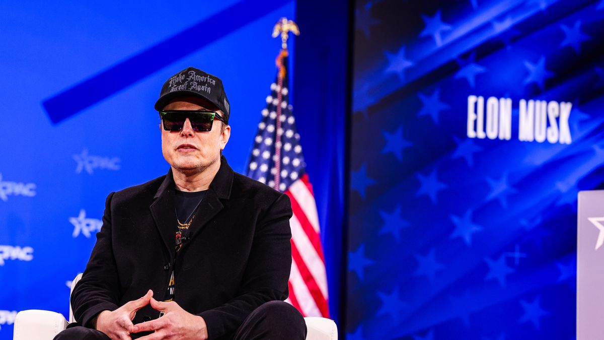 Oxon Hill, MD - FEBRUARY 20, 2025: Elon Musk holds a a personalized chainsaw given by Argentine President Javier Milei at the Conservative Political Action Conference (CPAC) at the National Harbor in Oxon Hill, MD on February 20, 2025. (Photo by Valerie Plesch for The Washington Post via Getty Images)