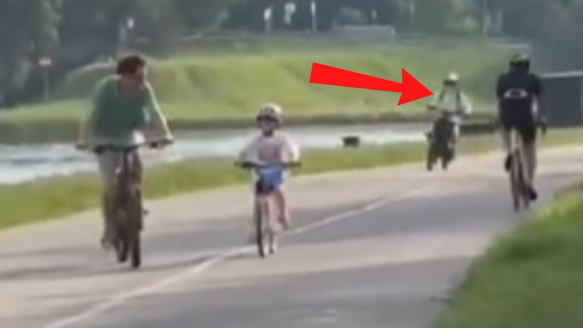 Jechał elektrycznym motocyklem. Przemknął tuż obok rowerzystów.