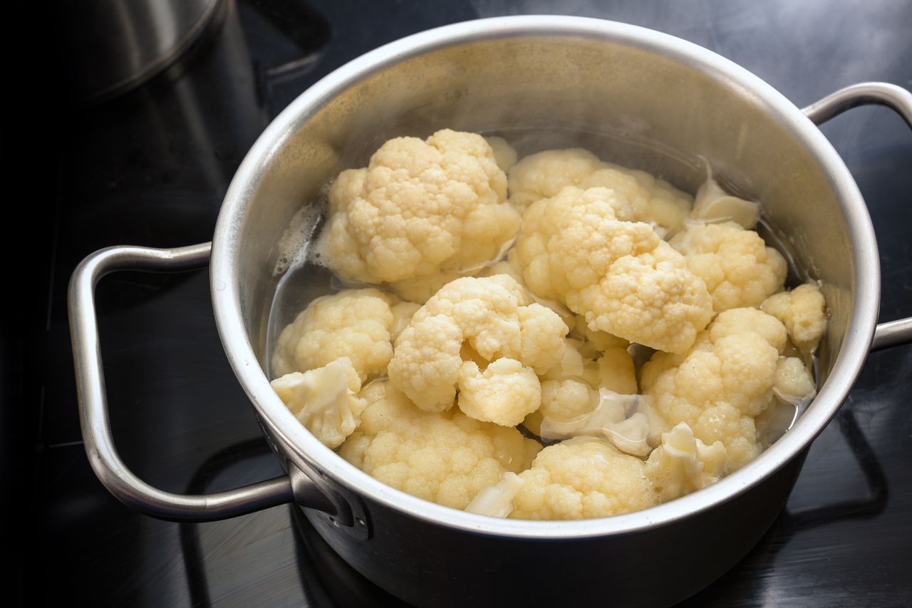 Cooking cauliflower doesn't have to be associated with an unpleasant smell.