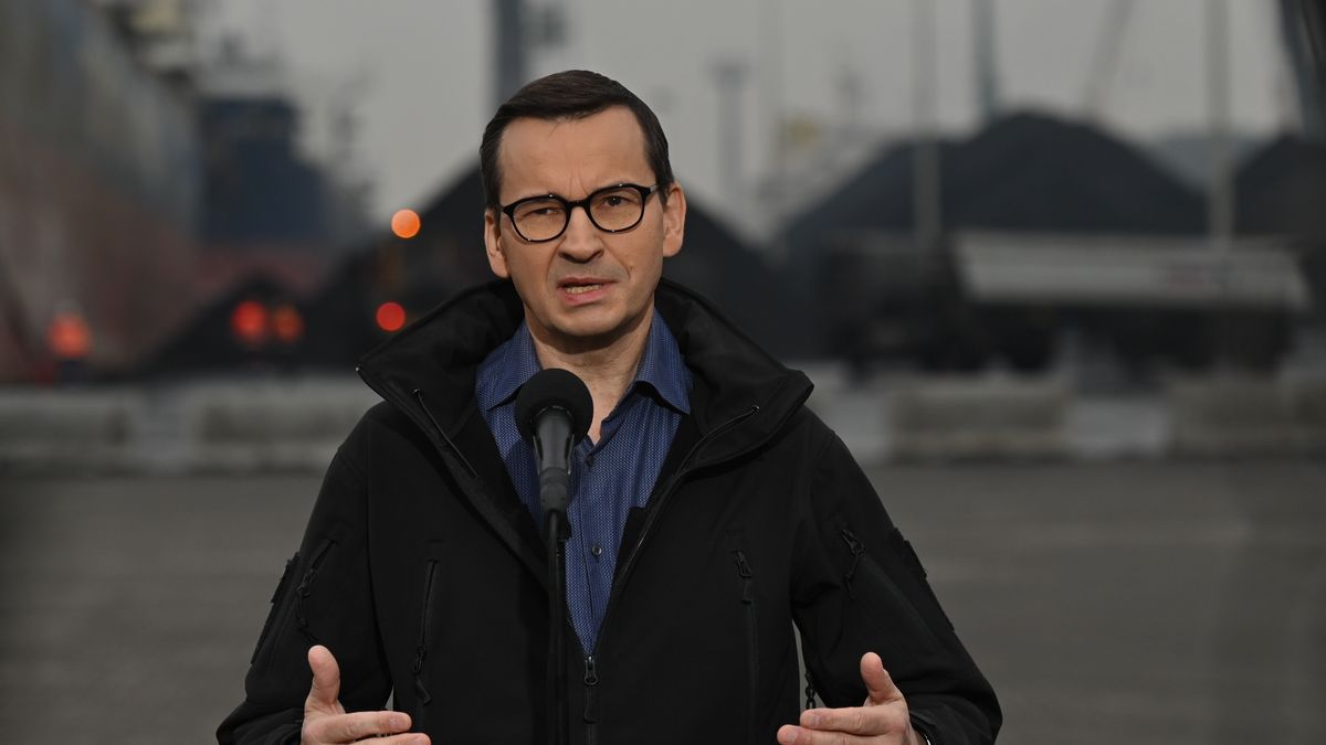 GDANSK, POLAND - OCTOBER 22:
Mateusz Morawiecki, Prime Minister of Poland, is seen during a press conference inside the Port of Gdansk on October 22, 2022 in Gdansk, Poland.
The energy crisis is slowly heating up in Poland. More and more coal is now arriving at Polish ports, to be distributed across the country. (Photo by Artur Widak/Anadolu Agency via Getty Images)