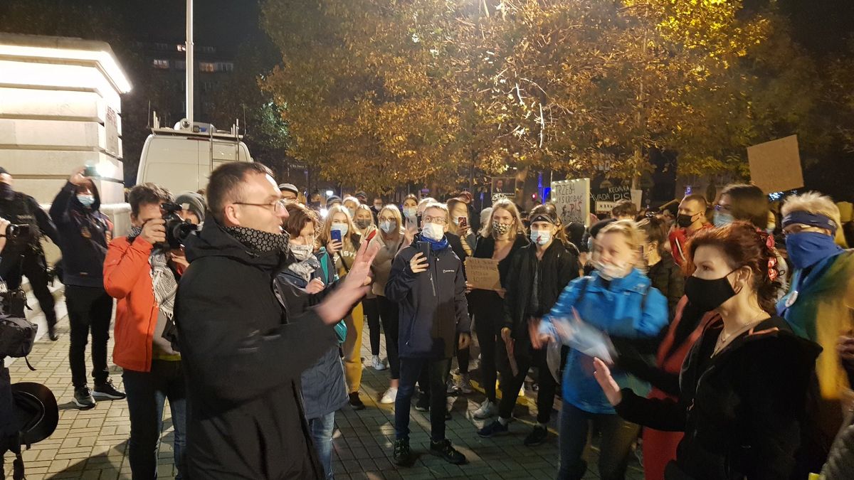 Do protestujących przed katedrą w Katowicach wyszedł ksiądz