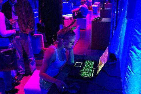 Konferencja EA - hostessa Sims 3 gra na komputerze Alienware