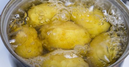 5 powodów, dla których nie warto wylewać wody po ziemniakach