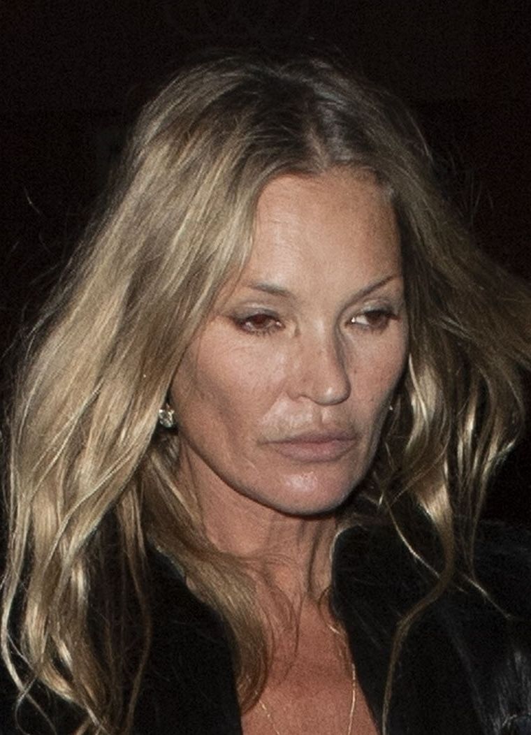 Wydekoltowana Kate Moss baluje z córką do białego rana