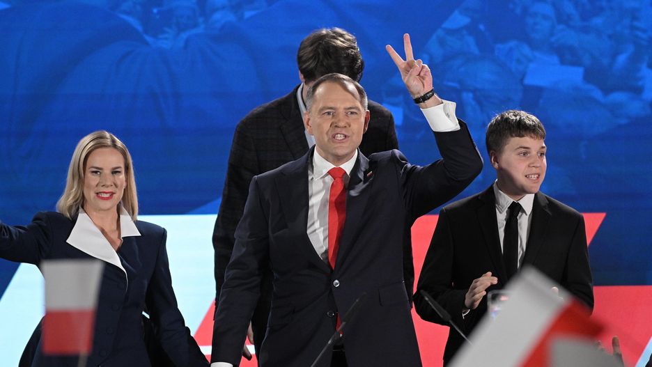 Karol Nawrocki z rodzin�
Warszawa, 01.06.2025. Wybory prezydenta RP - II tura. Kandydat Komitetu Obywatelskiego, popierany przez PiS prezes IPN Karol Nawrocki (C) z �on� Mart� (L) i synem Antonim (P) w swoim sztabie wyborczym, 1 bm. w Warszawie. Zako�czy�o si� g�osowanie w II turze wybor�w prezydenta RP. (mr) PAP/Marcin Obara
Marcin Obara
II, II tura, koniec ciszy wyborczej, prezydenckie, prezydenta rp, reakcja, reakcje, sztab, wybory, wynik