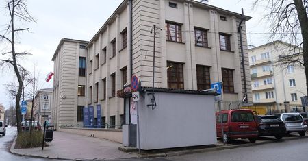 Kiosk obok budynku NBP w centrum Lublina, a w nim nielegalne automaty. Zarzuty dla pracownika i gracza