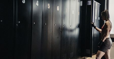 Okrada tylko wysportowane Brytyjki. Błyskawicznie zeruje ich konta bankowe