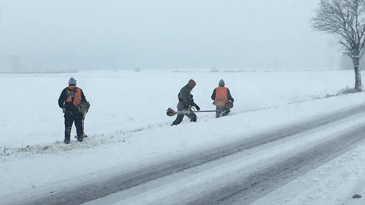 Drogowcy kosili trawę w śniegu
