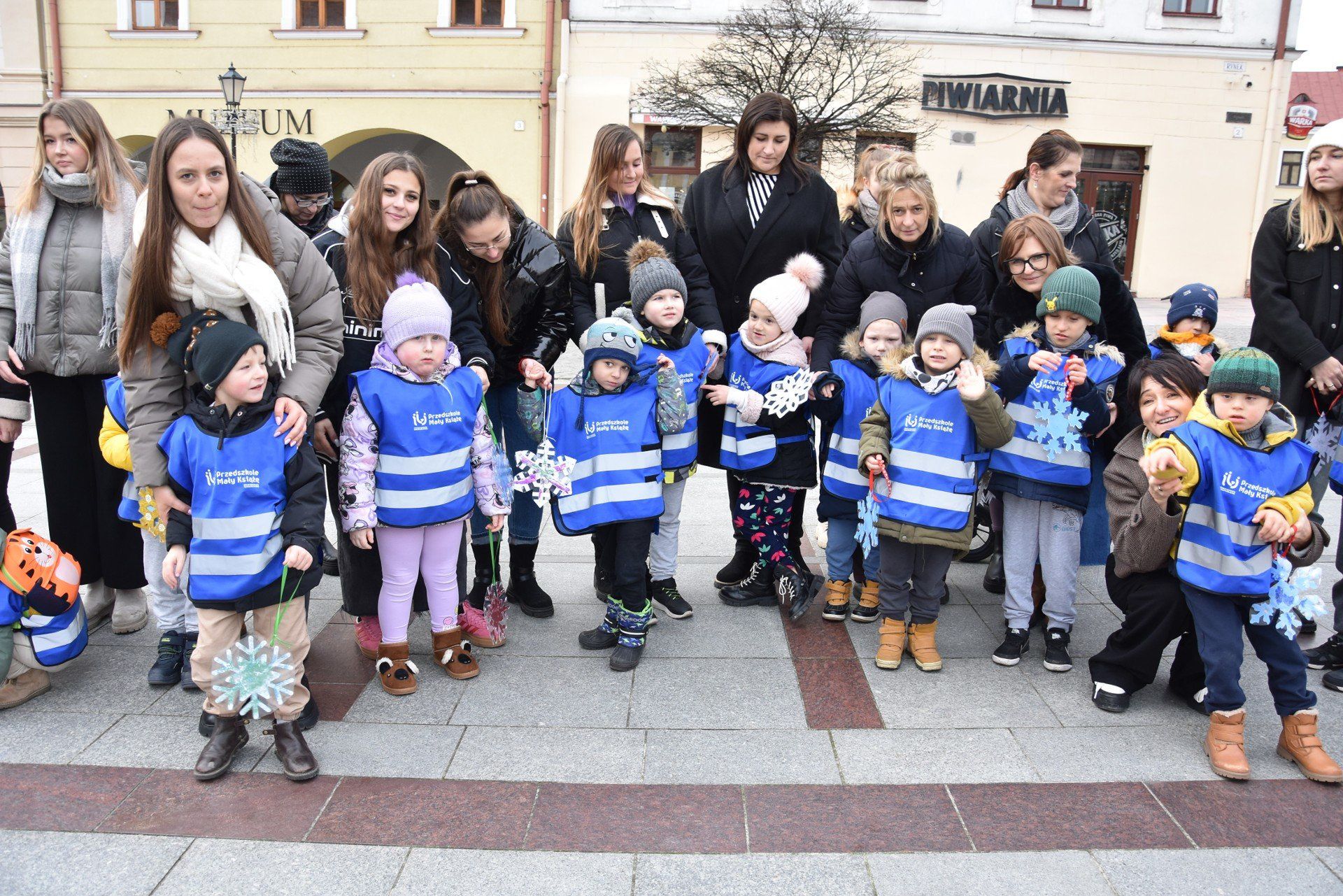 Dzieci z tarnowskich przedszkoli przybyły na Rynek ze śnieżynkami i dobrymi nastrojami