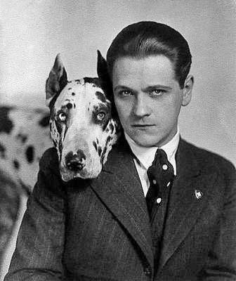 Eugeniusz Bodo z psem Sambo w 1934 roku